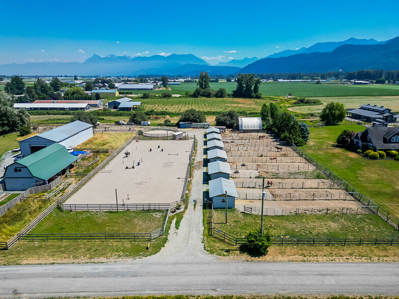 42050 Keith Wilson Rd, Chilliwack, BC à vendre - Photo du bâtiment - Image 2 de 46