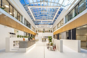 Avenida General Perón, 40, Madrid, Madrid à louer Hall d’entrée- Image 1 de 17