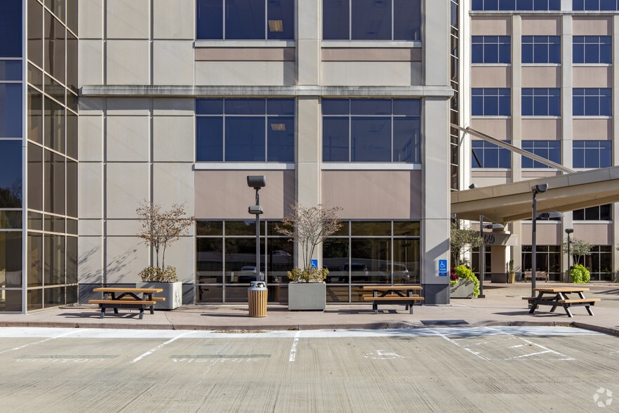 640 Eden Park Dr, Cincinnati, OH for lease - Building Photo - Image 3 of 13