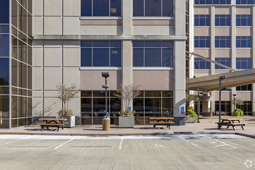 640 Eden Park Dr, Cincinnati, OH à louer - Photo du bâtiment - Image 3 de 13