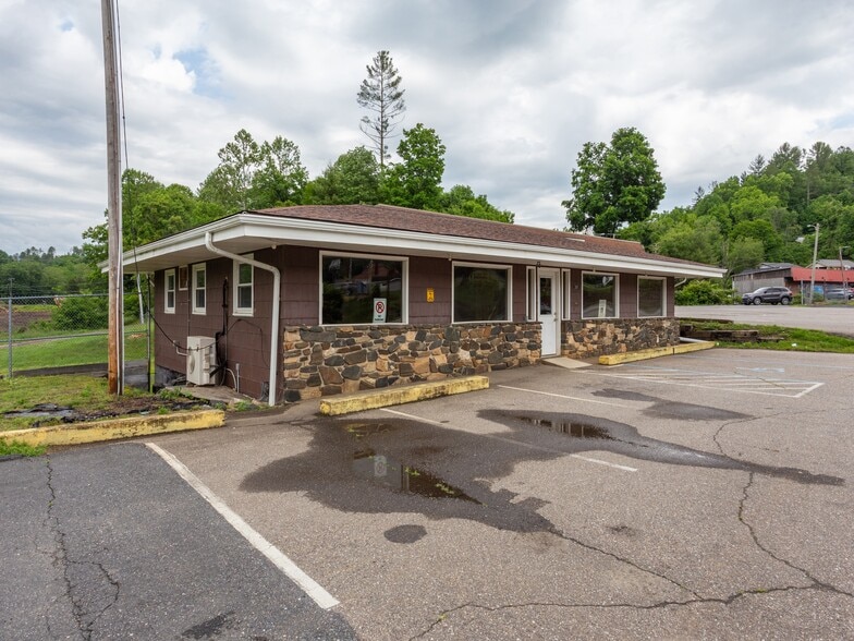 395 Crimson Laurel Way, Bakersville, NC à vendre - Photo du bâtiment - Image 3 de 32