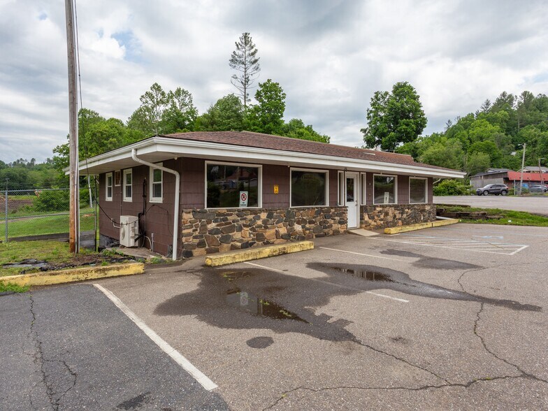 395 Crimson Laurel Way, Bakersville, NC à vendre - Photo du bâtiment - Image 3 de 32