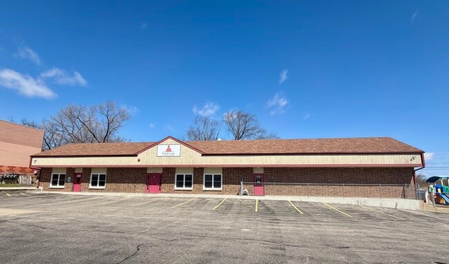 Plus de détails pour 700 W Rollins Rd, Round Lake Beach, IL - Bureau/Commerce de détail à louer