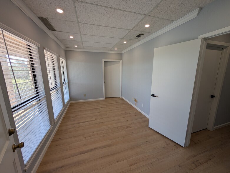 5758 Balcones Dr, Austin, TX à louer - Photo du bâtiment - Image 3 de 6
