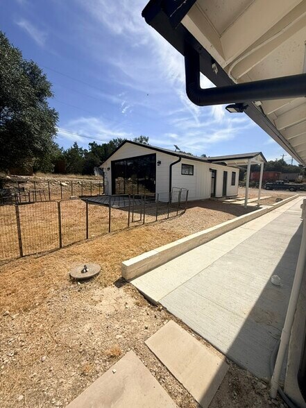 22214 State Highway 71 W, Spicewood, TX à louer - Photo du bâtiment - Image 2 de 8