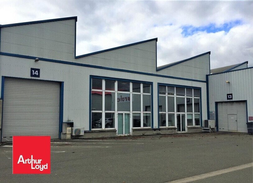 Industrial in Chartres for lease - Building Photo - Image 1 of 2