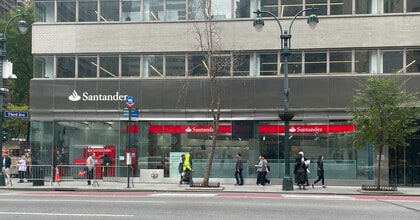 711 Third Ave, New York, NY à louer Photo du bâtiment- Image 2 de 3