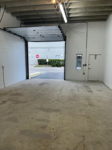 5042 NE 12th Ave, Oakland Park, FL à louer - Photo du bâtiment - Image 3 de 7