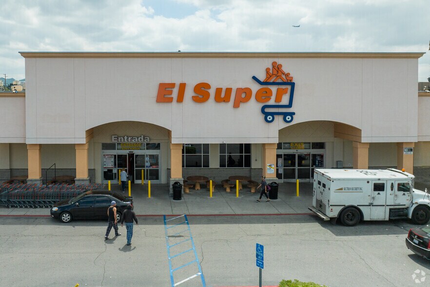 570-618 S Mount Vernon Ave, San Bernardino, CA à louer - Photo du bâtiment - Image 2 de 6