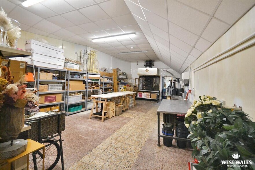 48 Pendre, Cardigan à vendre - Photo du bâtiment - Image 2 de 21