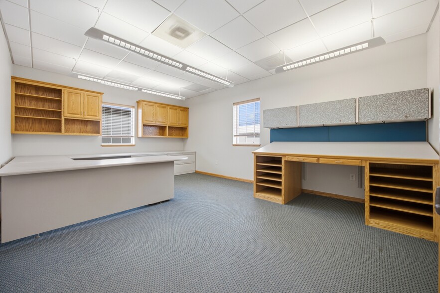Shop/Office Portfolio for Sale portfolio of 5 properties for sale on LoopNet.ca - Building Photo - Image 3 of 24