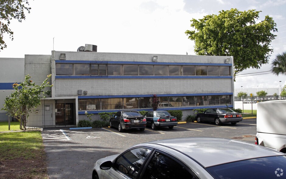 1355 NW 97th Ave, Doral, FL à louer - Photo du bâtiment - Image 3 de 10