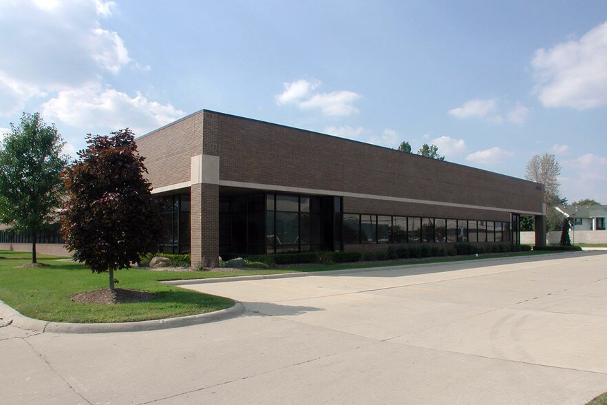 36333 Mound Rd, Sterling Heights, MI à louer - Photo du bâtiment - Image 2 de 4