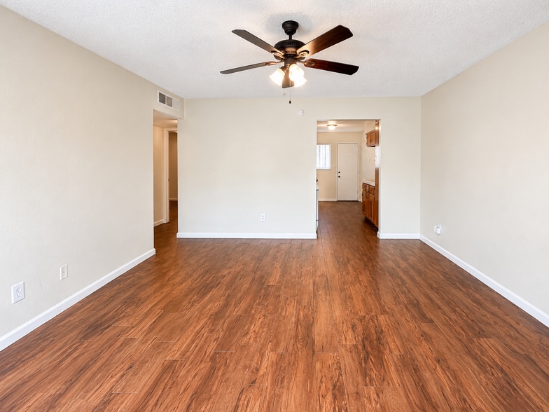 4320 Columbus st, Bakersfield, CA for sale - Interior Photo - Image 3 of 9