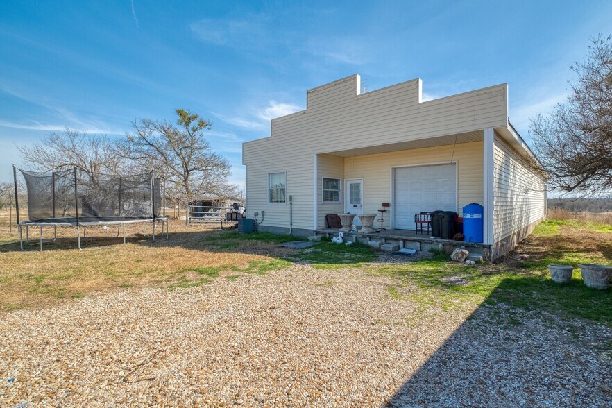 829 State Highway 21 W, Cedar Creek, TX à vendre - Photo du bâtiment - Image 2 de 36
