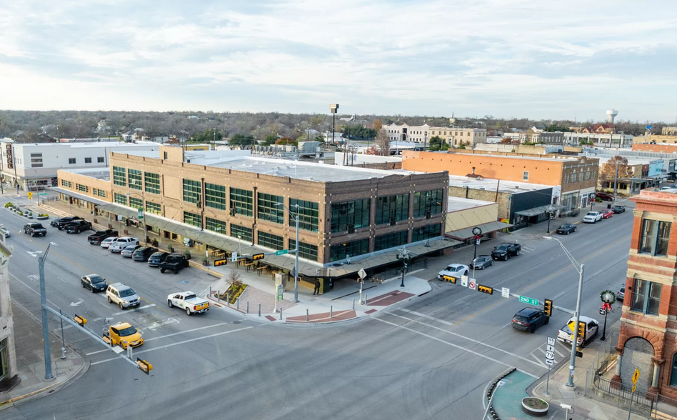 120 W 2nd St, Taylor, TX for lease - Building Photo - Image 1 of 45