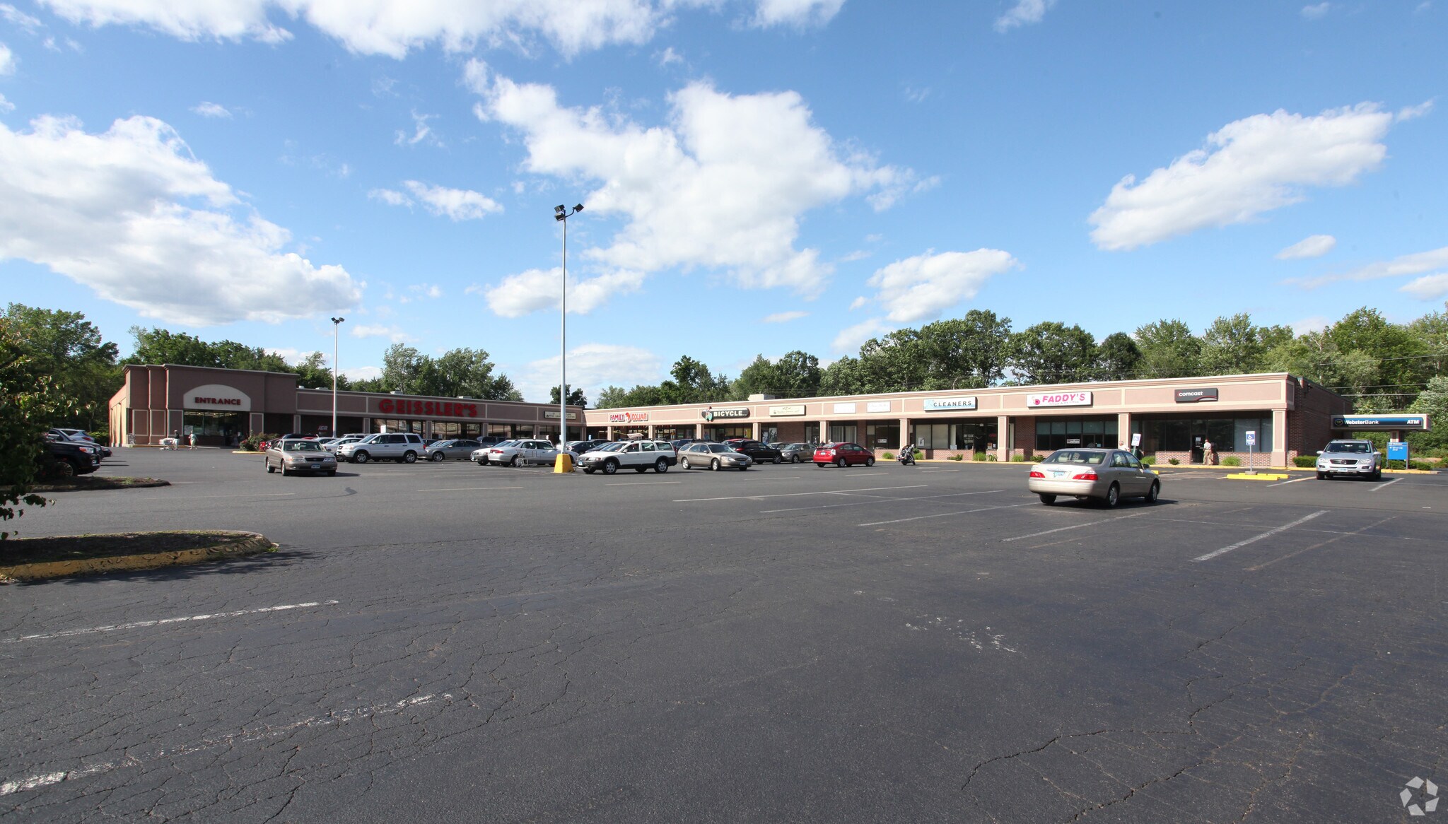 38-40 Tunxis Ave, Bloomfield, CT for lease Primary Photo- Image 1 of 16