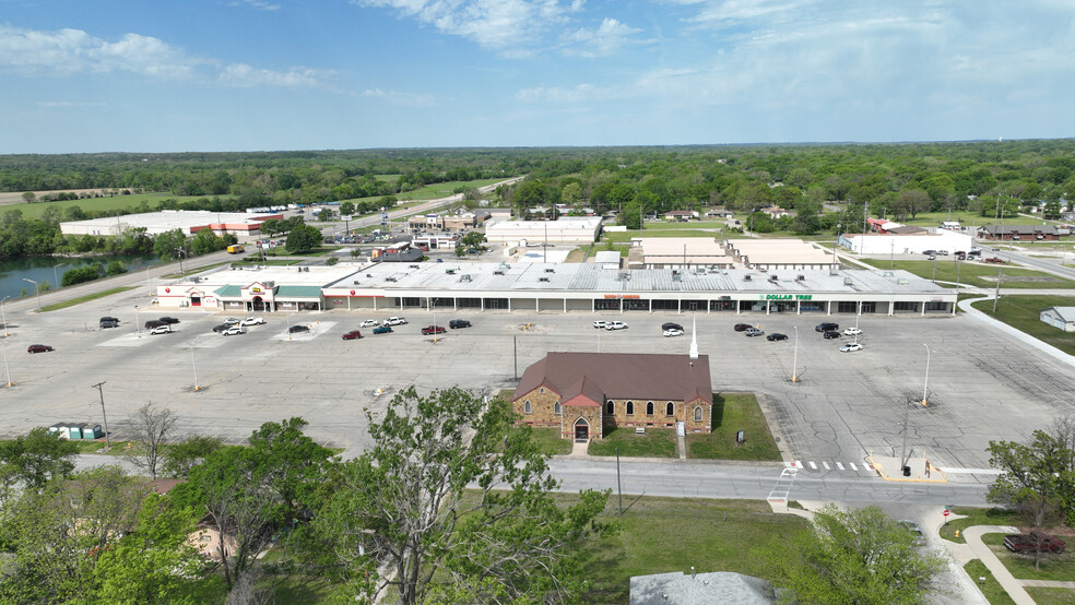 100 Hall St, Coffeyville, KS for lease - Building Photo - Image 2 of 9