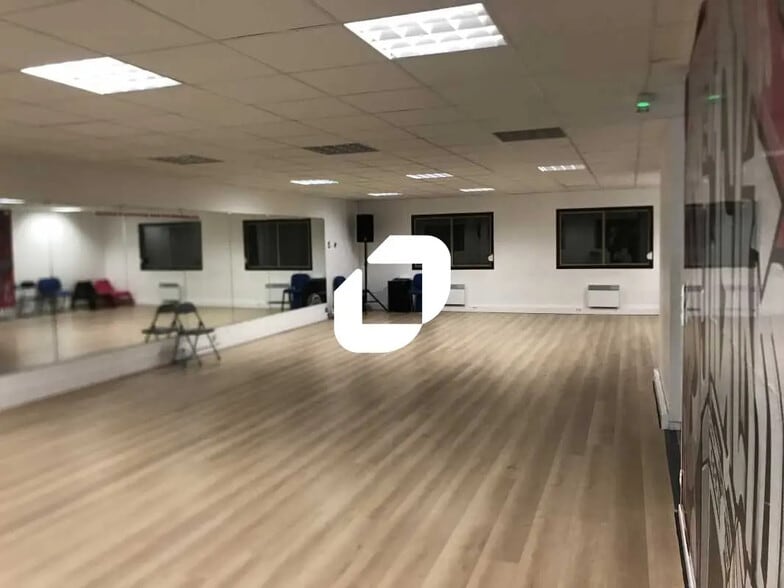 12 Rue De Temara, Saint-Germain-en-Laye for lease - Interior Photo - Image 2 of 10