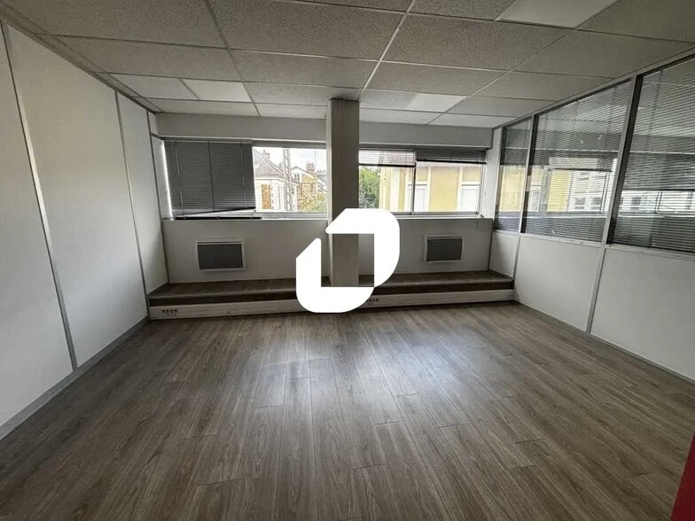 Office in Corbeil-Essonnes for lease - Interior Photo - Image 2 of 6