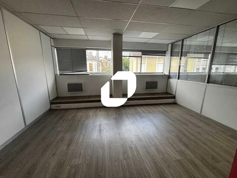 Bureau dans Corbeil-Essonnes à louer - Photo intérieure - Image 2 de 6