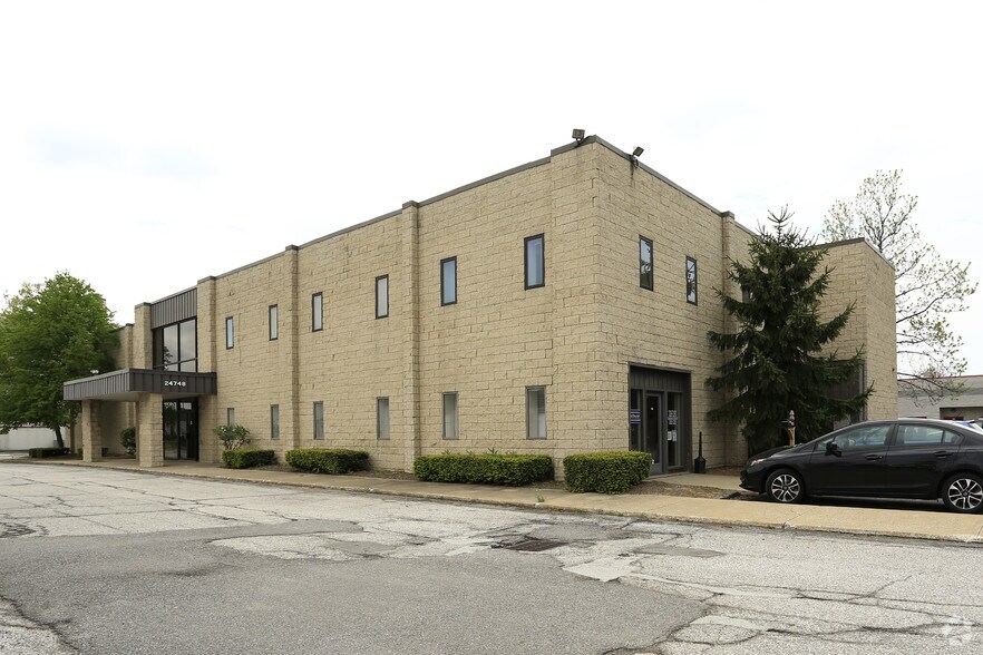 24748 Aurora Rd, Bedford Heights, OH à louer - Photo du bâtiment - Image 3 de 11