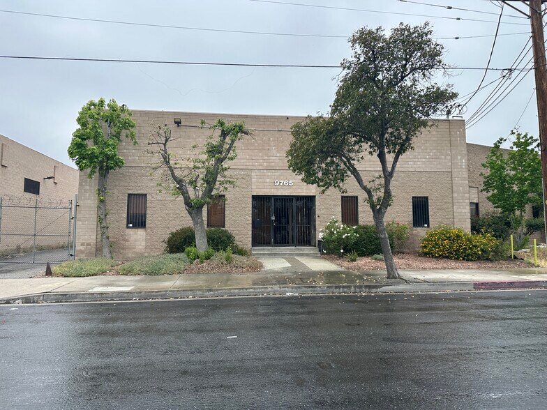 9765 Eton Ave, Chatsworth, CA à louer - Photo du bâtiment - Image 1 de 3