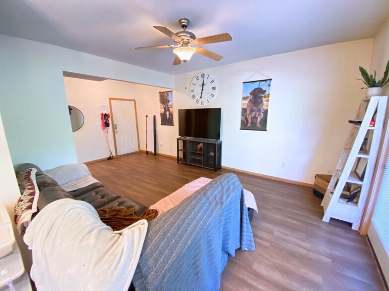 1515 Park Avenue, Warrensburg, MO for sale - Interior Photo - Image 2 of 22