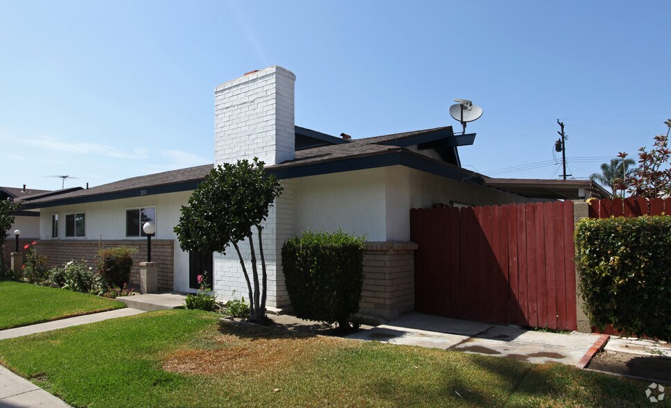 2133 E Almont Ave, Anaheim, CA for sale - Building Photo - Image 2 of 10