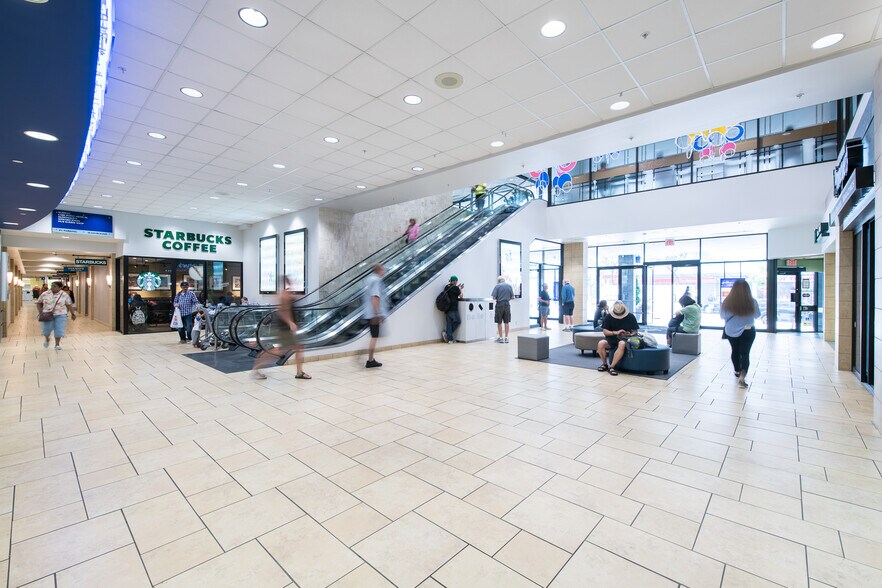 555 Sixth St, New Westminster, BC à louer - Photo intérieure - Image 2 de 5