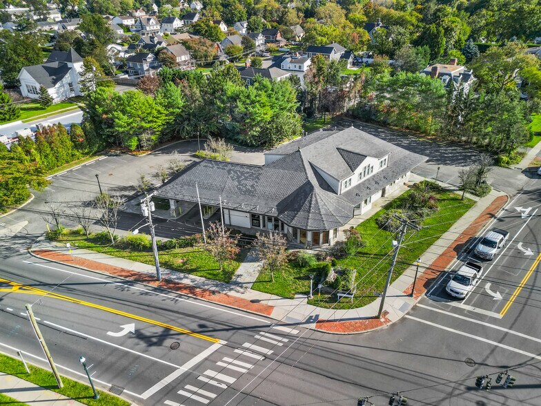 290 Main St, Islip, NY à louer - Photo du bâtiment - Image 3 de 7