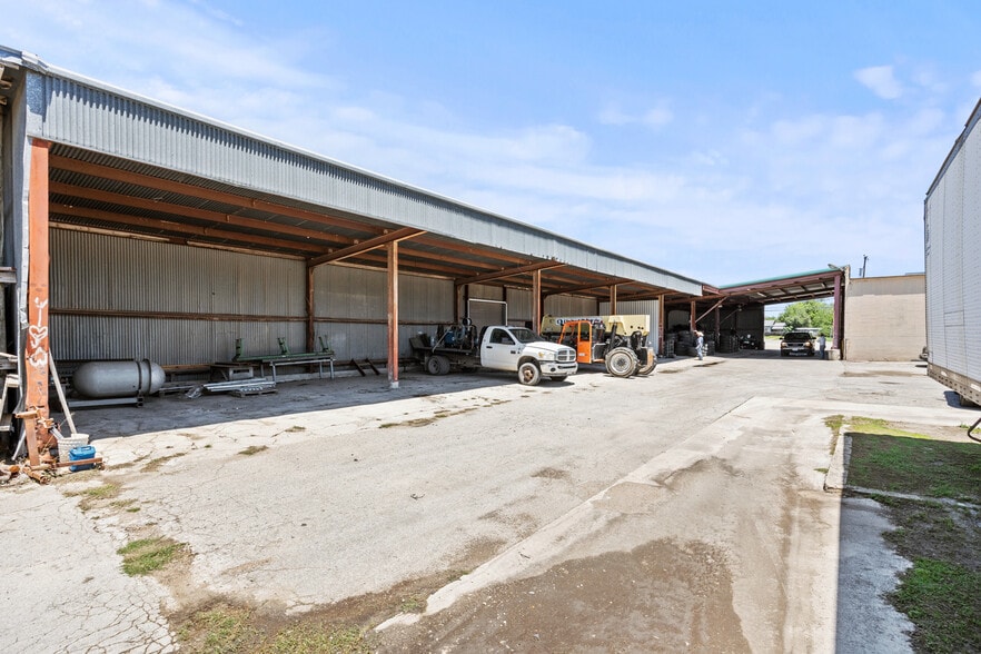 1308 N Austin, Seguin, TX for lease - Building Photo - Image 3 of 26