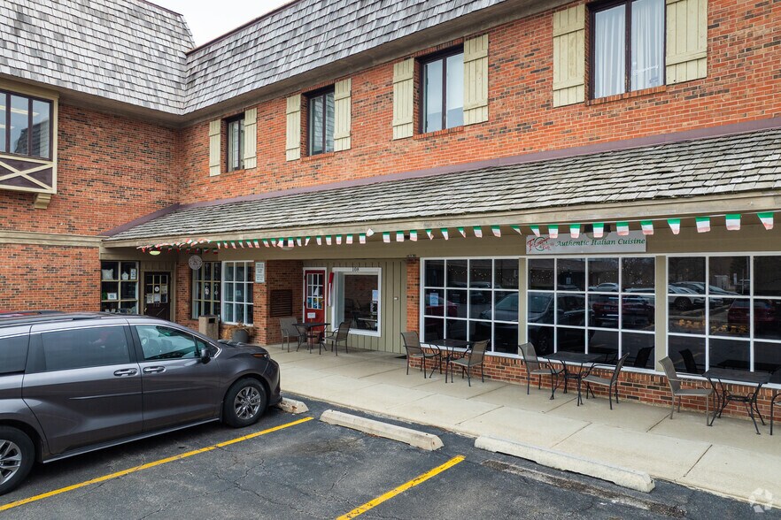 106-140 Barrington Commons Ct, Barrington, IL à vendre - Photo du bâtiment - Image 2 de 4