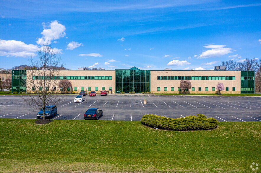 575 Hudson Valley Ave, New Windsor Township, NY à louer - Photo du bâtiment - Image 3 de 4