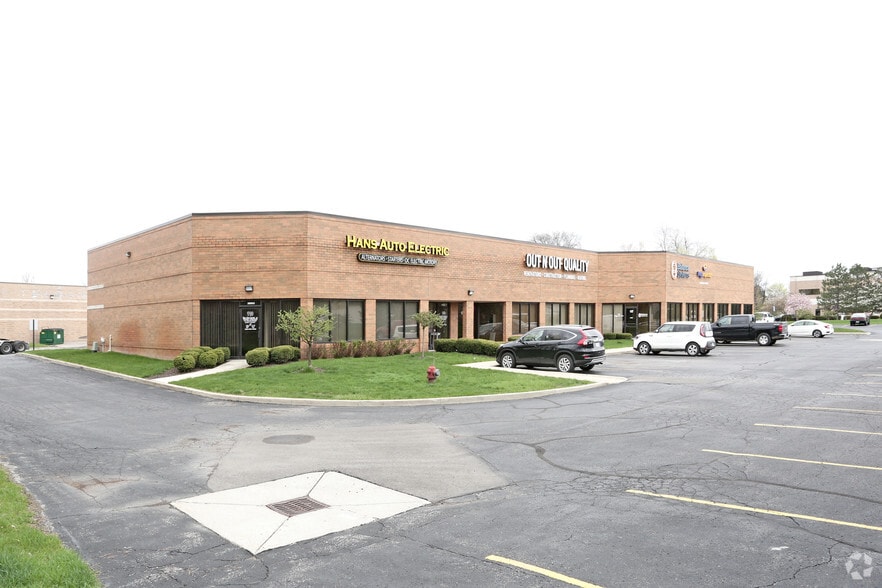 28003 Center Oaks Ct, Wixom, MI à louer - Photo du bâtiment - Image 2 de 2