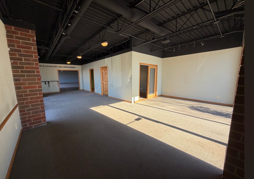 33W624 Roosevelt Rd, Geneva, IL à louer - Photo intérieure - Image 2 de 5