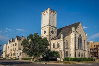 Plus de détails pour 215 N Court St, Rockford, IL - Spécialité à vendre