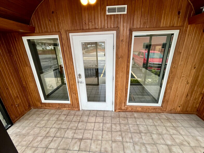 1759 E Elm St, Springfield, MO à louer - Photo du bâtiment - Image 2 de 27