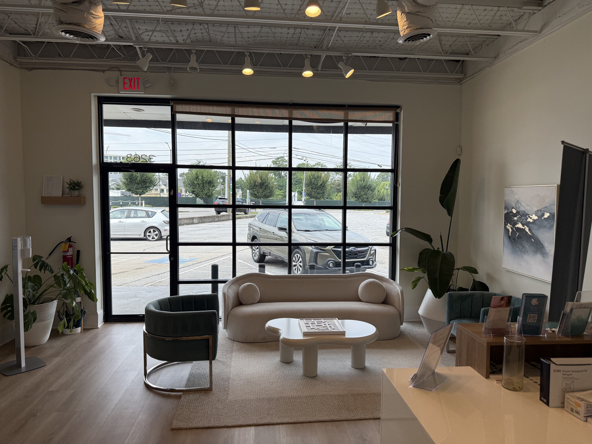 3263-3279 Roswell Rd, Atlanta, GA for lease Interior Photo- Image 1 of 11