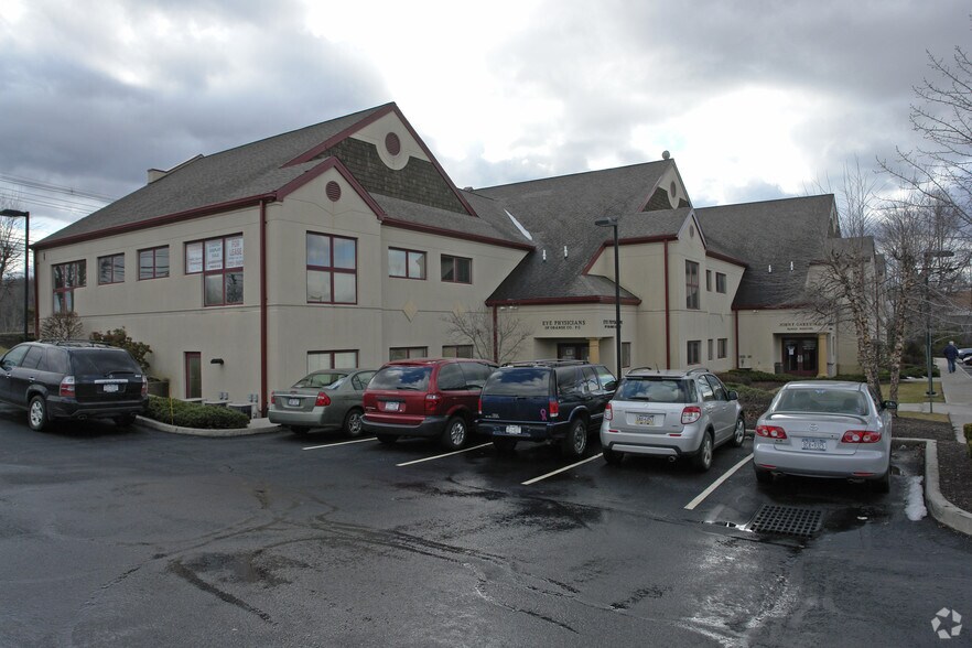 1 Hatfield Ln, Goshen, NY à louer - Photo du bâtiment - Image 2 de 2