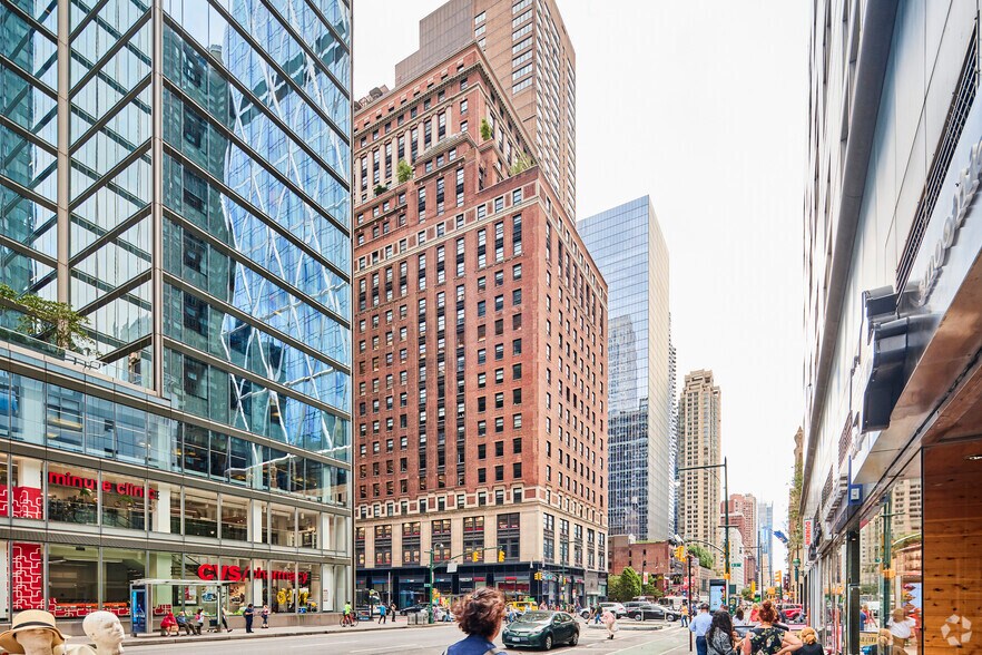 250 W 57th St, New York, NY à louer - Photo du bâtiment - Image 3 de 5