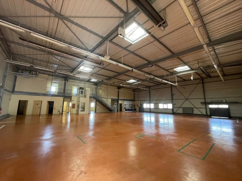 Flex in Reims for lease - Interior Photo - Image 3 of 5