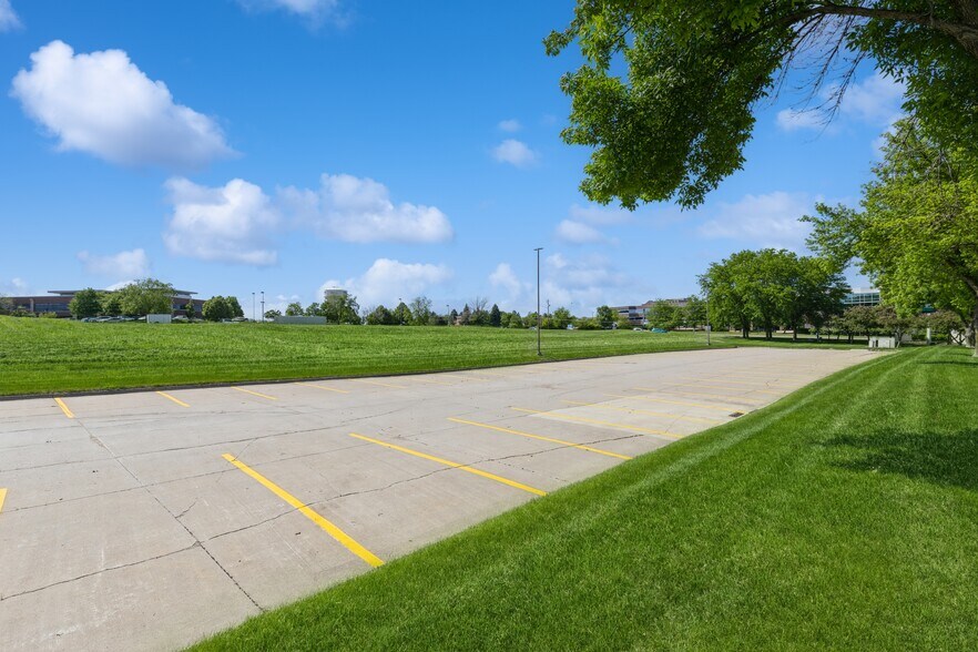 5800 University Ave, West Des Moines, IA à vendre - Photo du bâtiment - Image 3 de 15