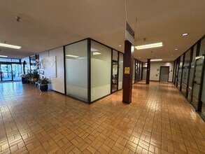 1124-1128 Lonsdale Ave, North Vancouver, BC à louer Hall d’entrée- Image 2 de 2