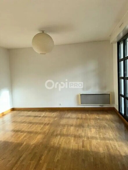 Office in Reims for lease - Interior Photo - Image 2 of 12