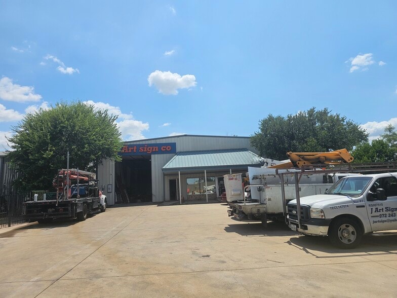 2206 Joe Field Rd, Dallas, TX for sale - Building Photo - Image 3 of 8
