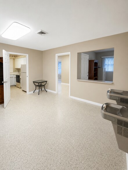 761 E Prima Vista Blvd, Port Saint Lucie, FL for lease - Building Photo - Image 3 of 9