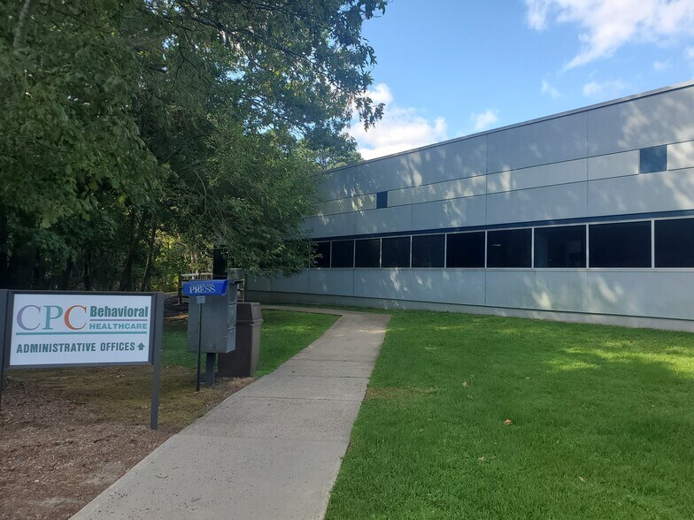 10 Industrial Way E, Eatontown, NJ à louer - Photo du bâtiment - Image 3 de 13