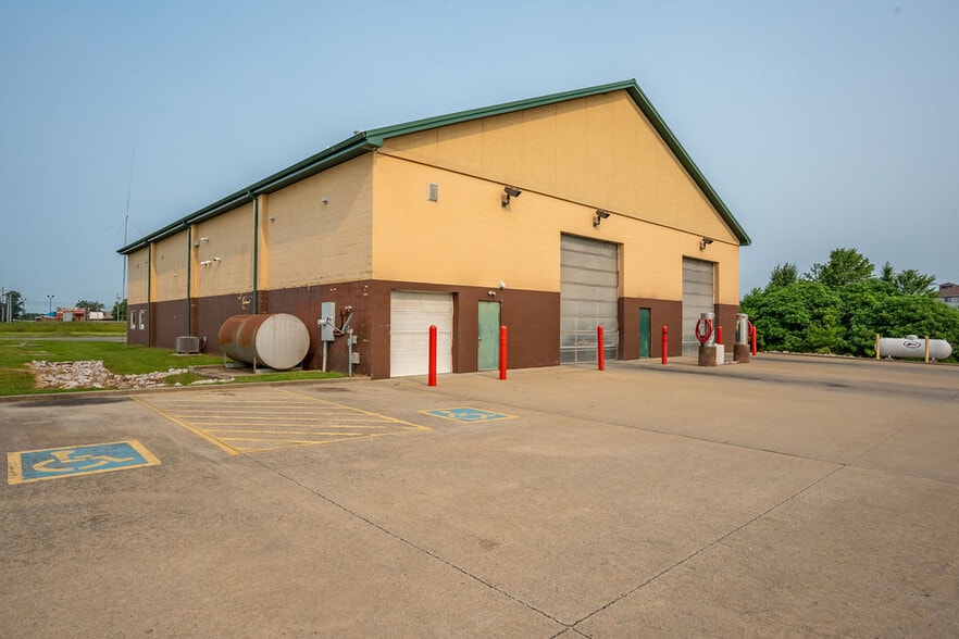 140 J W Dickson Dr, Oak Grove, KY for sale - Building Photo - Image 2 of 15