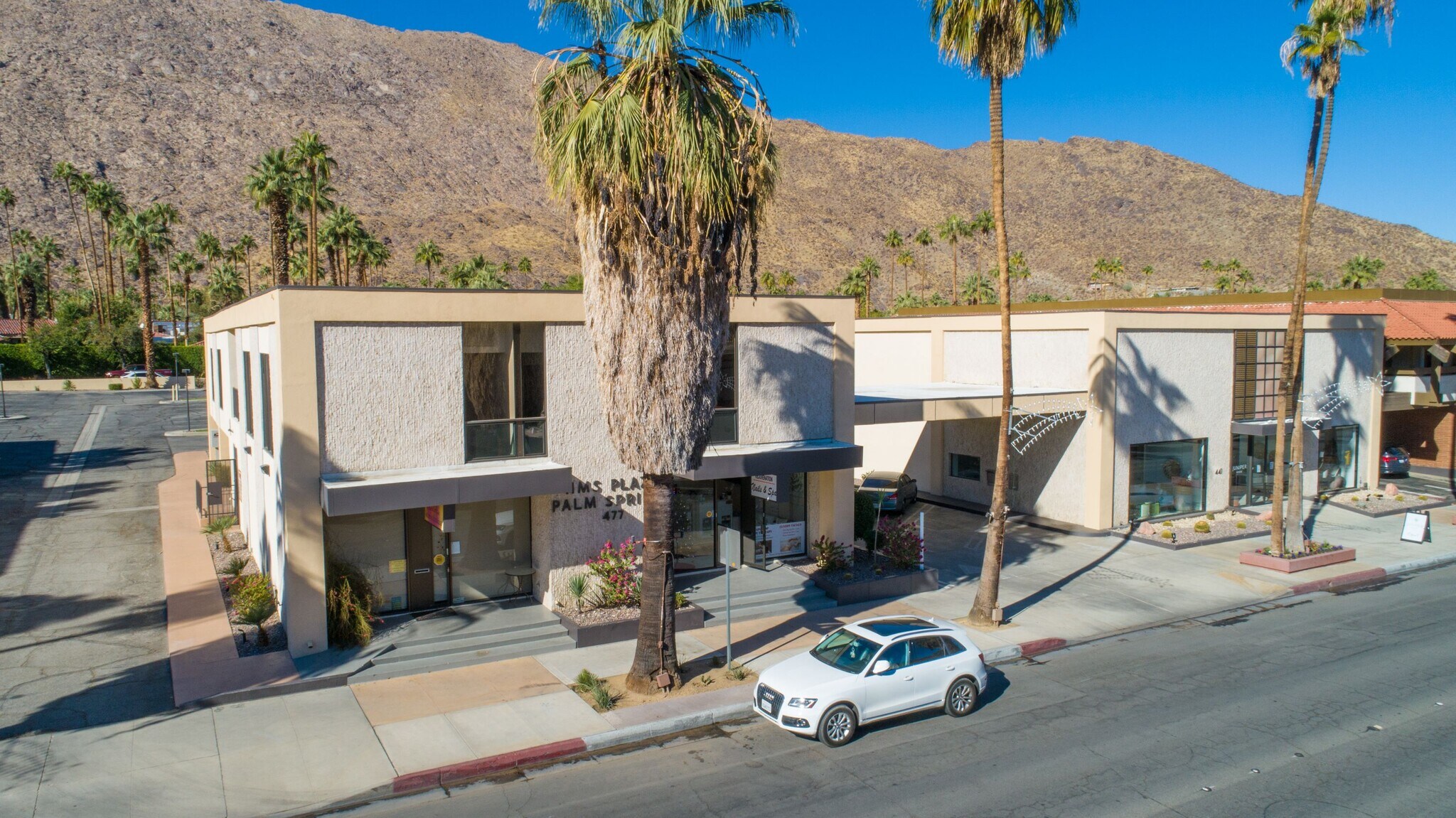477 S Palm Canyon Dr, Palm Springs, CA à louer Photo principale- Image 1 de 13